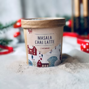Kremast mlečni napitek s črnim čajem, cimetom in aromatičnimi začimbami. V prazničnem lončku je pripravljen za zimsko obdarovanje.
