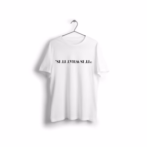 Bela majica BW It is what it is z obrnjenim napisom »It is what it is.«.