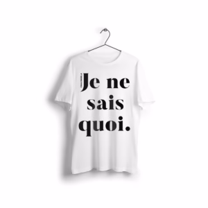 Bela majica BW Je ne sais quoi z velikim črnim tipografskim napisom »Je ne sais quoi.«.