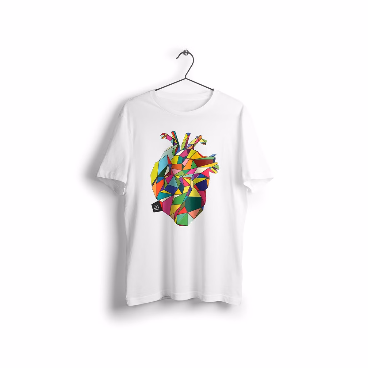 Bela majica Ironija Razpeto srce z ilustracijo anatomskega srca, sestavljenega iz geometrijskih ploskev.